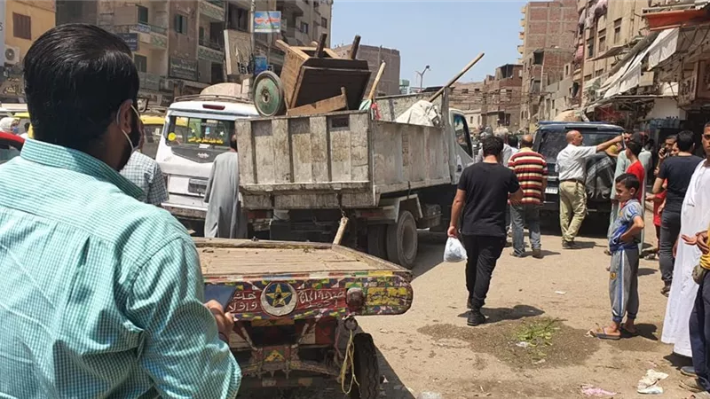 ازالة عشرات الاشغالات بشارع العشرين ببولاق الدكرور