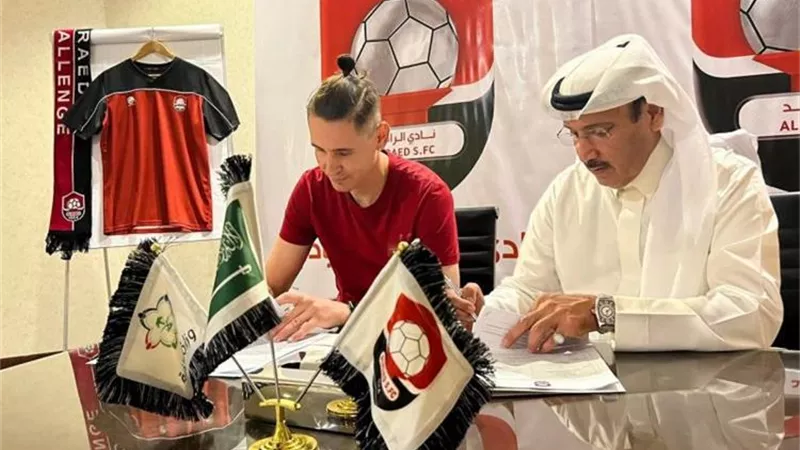 الرائد السعودى يعلن تعاقده مع 3 لاعبين أجانب