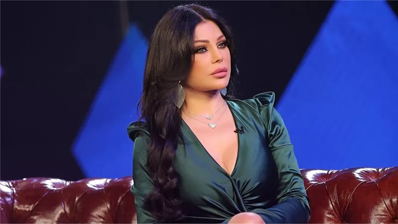 سعر صادم لـ حذاء هيفاء وهبى الغريب