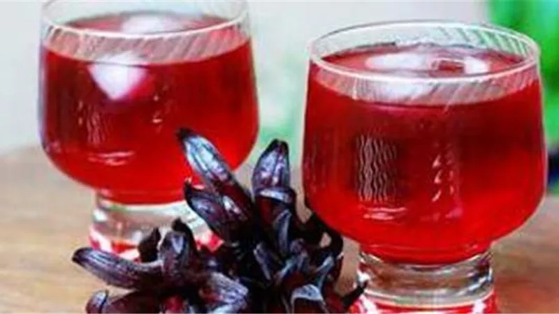 روق دمك واشرب كركديه.. تعرف على الفوائد المذهلة للمشروب الشهير في الصيف