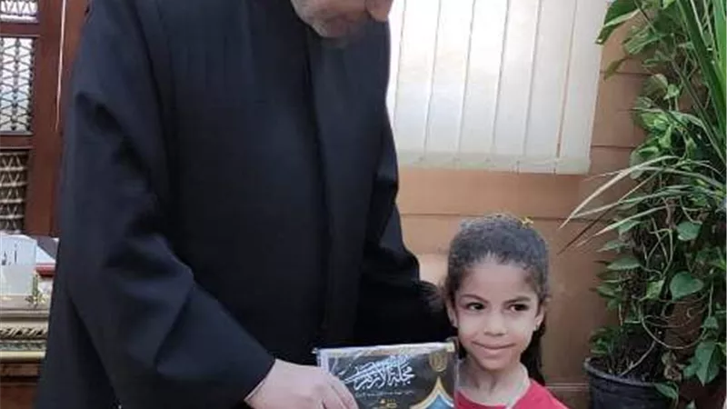 رئيس قطاع المعاهد الازهرية يكرم الطفلة نور