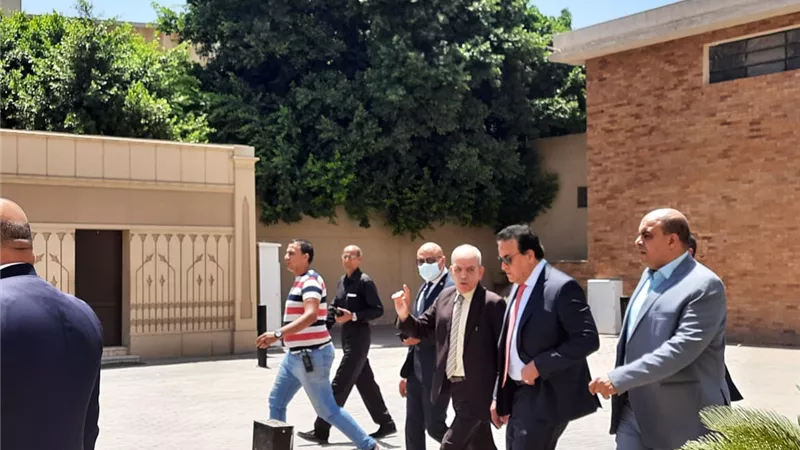 وزير التعليم العالي يتفقد مكتب التنسيق الرئيسي بجامعة عين شمس