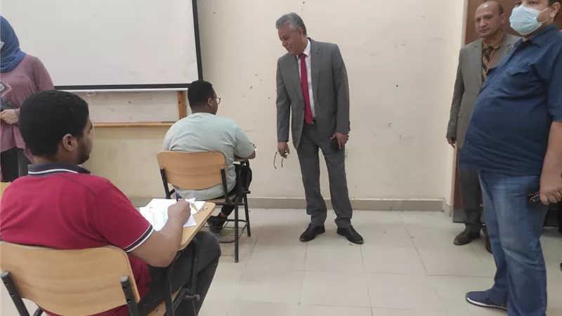 رئيس جامعة جنوب الوادي يتفقد اختبارات القدرات بكلية الإعلام