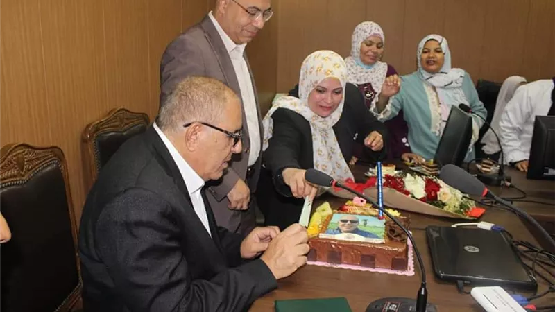 تمريض مستشفيات جامعة بني سويف يحتفلون بعميد كلية الطب