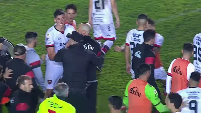 اعتقال مدرب و 4 لاعبين فى الدورى الأرجنتينى.. شاهد