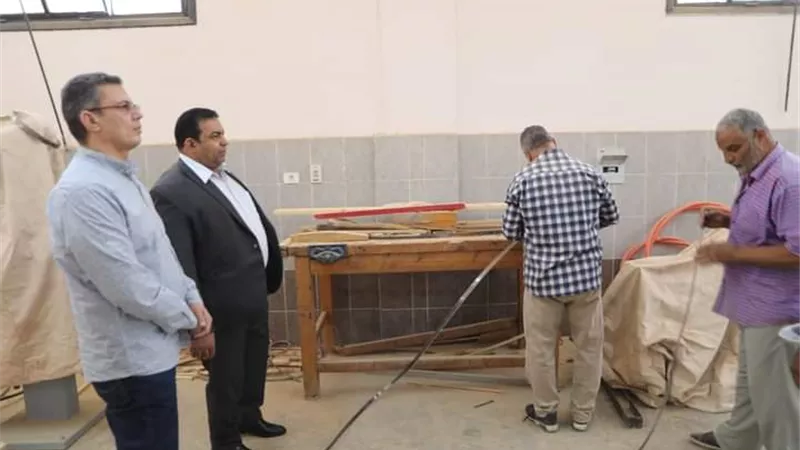 مدير تعليم الوادى الجديد يتابع تصنيع حوامل خشبية لزراعة اسطح المدارس التعليمية