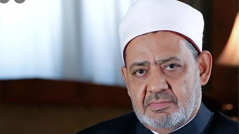 الإمام الأكبر يهنئ أوائل الثانوية الأزهرية هاتفيًّا