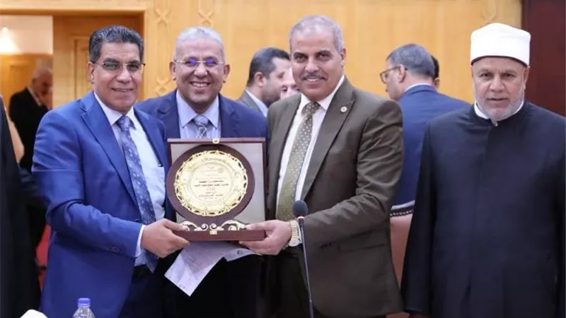درع الأزهر الشريف إلى الدكتور محمد المحرصاوي رئيس الجامعة تقديرا لجهوده