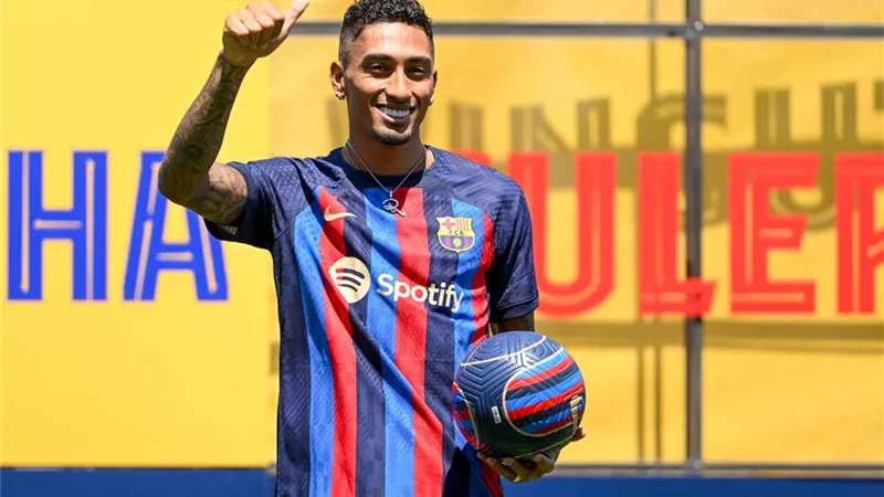 رافينيا يحدد أقرب اللاعبين اليه فى برشلونة