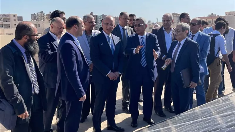 رئيس جامعة الزقازيق يفتتح محطة الطاقة الشمسية بكلية الهندسة
