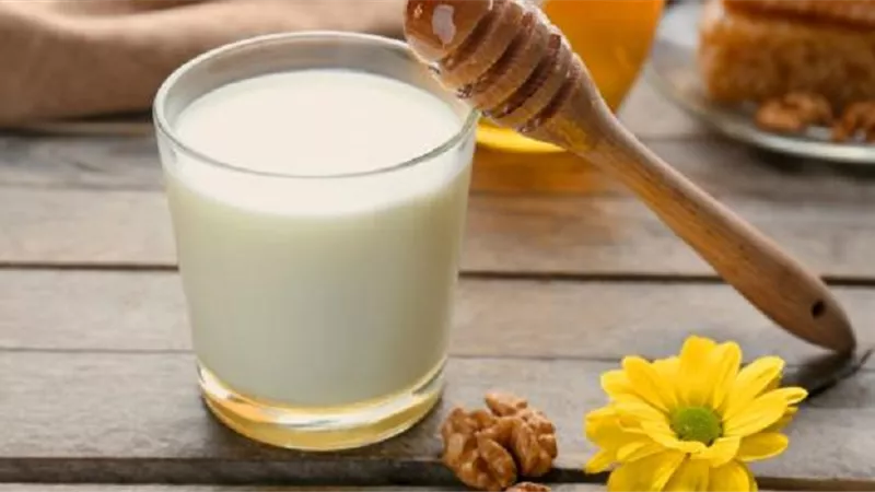 فوائد الحليب مع العسل.. نوم أفضل وعظام أقوى