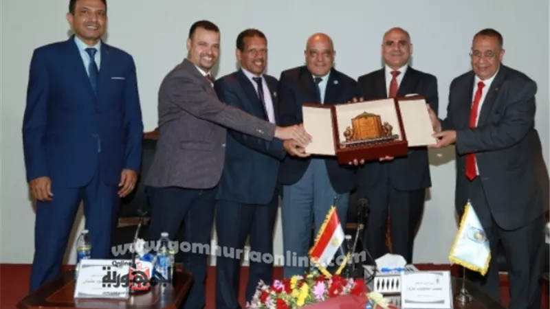 جامعة الاقصر تكرم رئيسها لبلوغه سن التقاعد