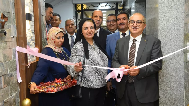 الإدارة العامة لمكتب جامعة أسيوط بالقاهرة ودار الإقامة بالدقي يكرمون رئيس جامعة أسيوط بهدايا تذكارية