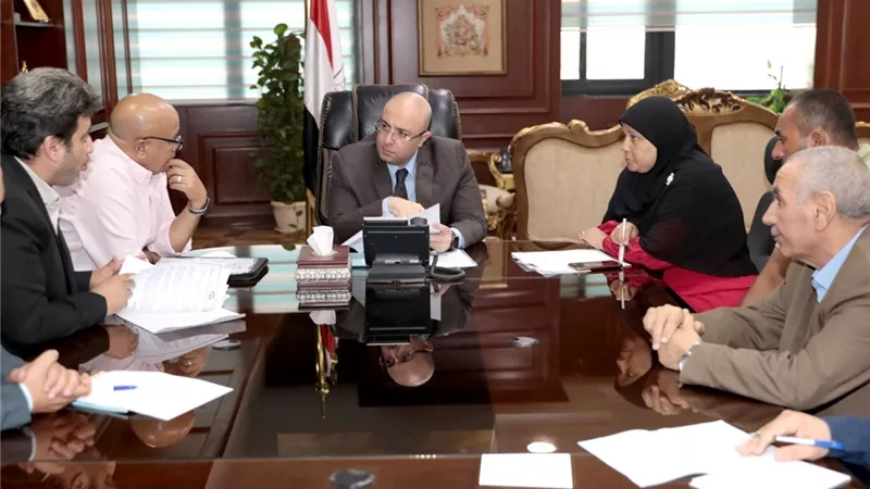 محافظ بني سويف يواصل استقبال المواطنين لبحث الحلول لمطالبهم ومشاكلهم