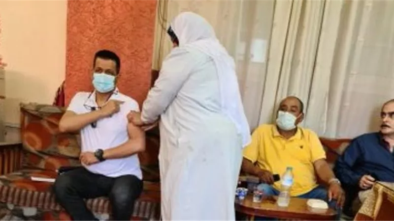 الفرق الطبية بصحة الشرقية تنتشر بالهيئات الحكومية لتطعيم العاملين بها