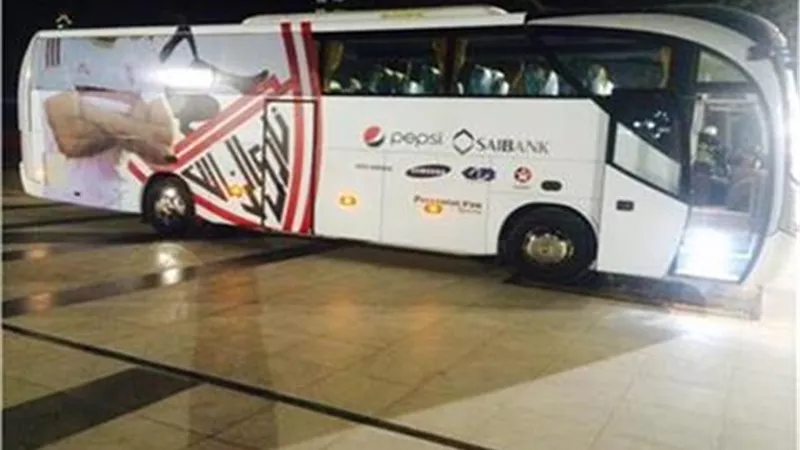 حافلة الزمالك تصل ملعب المباراة استعدادًا لـ فيوتشر