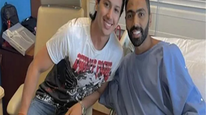 علي فراش المرض.. عمرو جمال يزور الشحات فى المستشفي بعد خضوعه لعملية الغضروف
