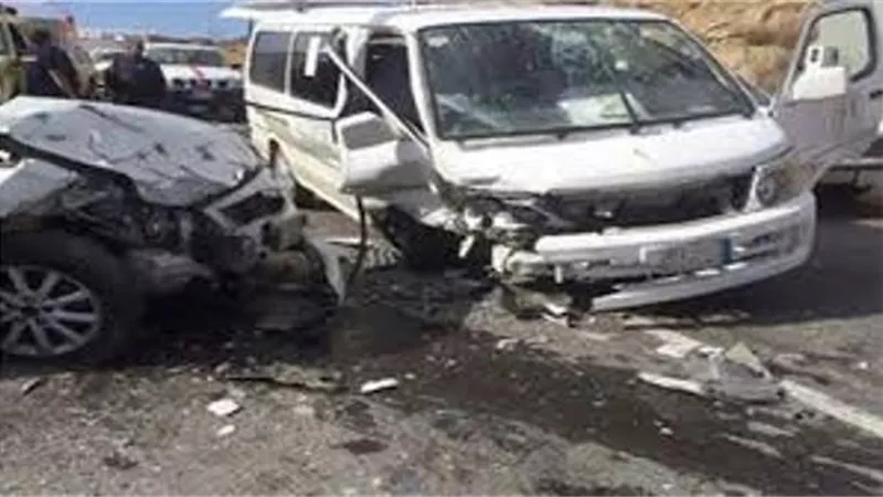 مصرع وإصابة 3 أشخاص في تصادم ميكروباص وسيارة نقل بالإسماعيلية
