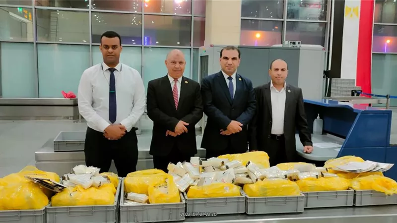 احباط تهريب ضمانات طبية لاصقة للجروح بمطار برج العرب