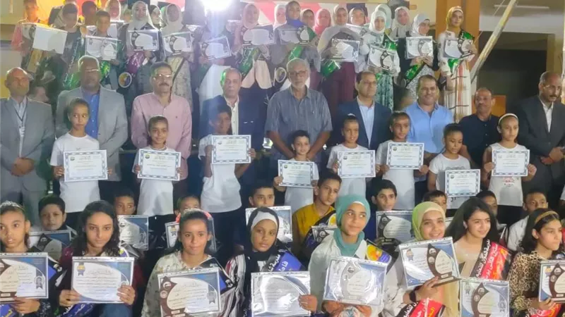 تعليم البحر الأحمر يكرم الطلاب المتفوقين فى مدرسة شدوان للتعليم الأساسى بالغردقة