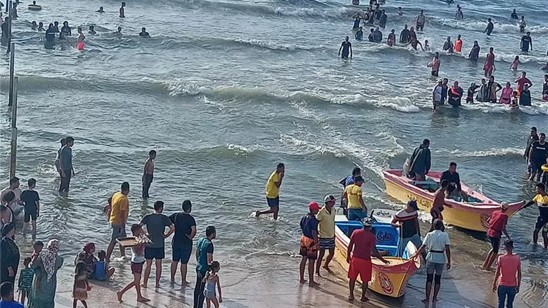 مليونا زائر و زحام شديد علي شواطئ رأس البر..صور