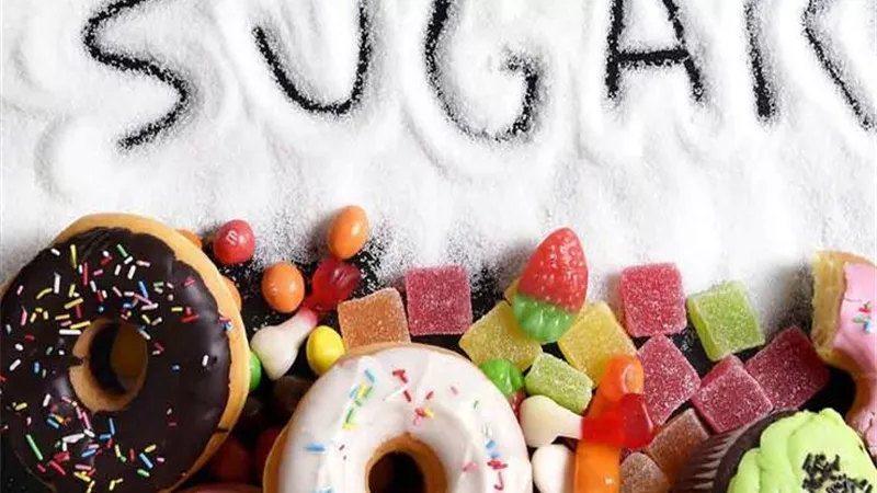 أسوأ 4 عادات غذائية للكبد.. أبرزها تناول السكر