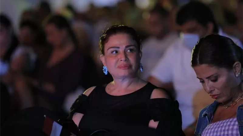 وصول إلهام شاهين لـ حفل آمال ماهر بالعلمين الجديدة