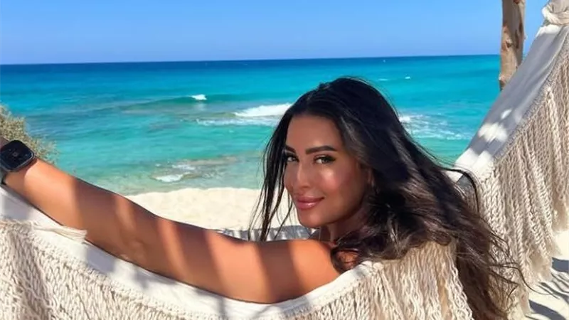 بإطلالة صيفية مبهجة.. ميرنا نور الدين تخطف القلوب على البحر