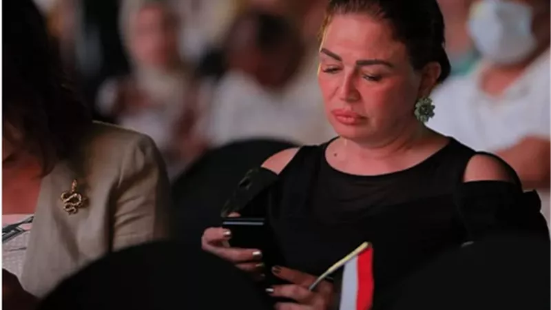 إلهام شاهين تحمل علم مصر فى حفل آمال ماهر بالعلمين