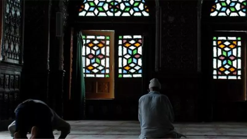 رد حاسم من الأزهر والإفتاء حول الصلاة بالمساجد ذات الأضرحة