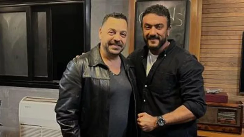 العوضى مع طارق العريان أمام البحر