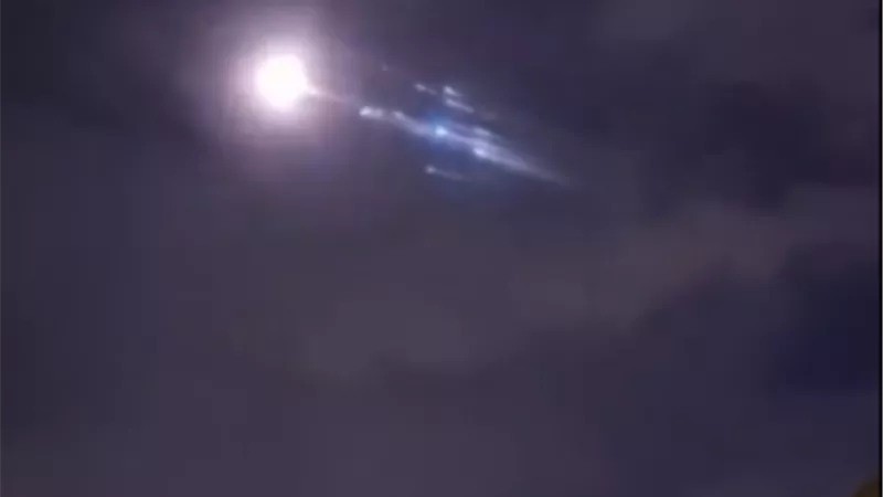 فيديو.. الصاروخ الصيني الخارج عن السيطرة يسقط على الأرض