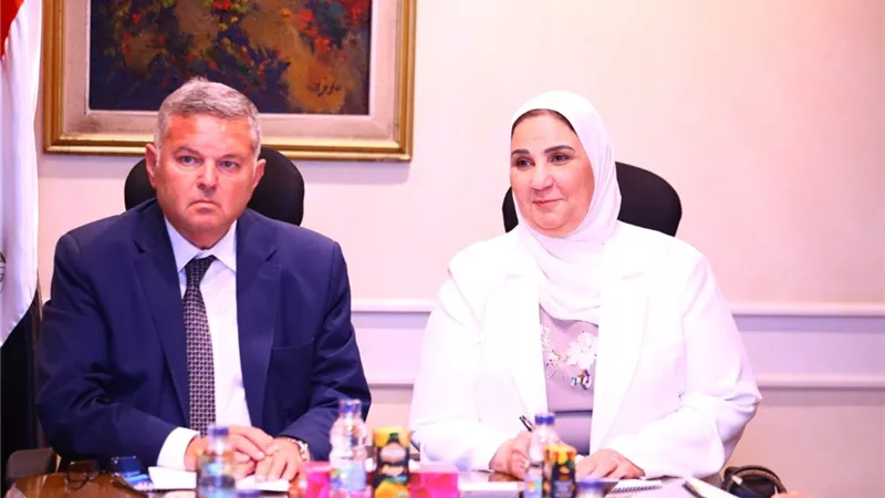 توفيق والقباج يتابعان خطوات تحويل مصنع مغلق بالفيوم إلى مجمع ملابس جاهزة