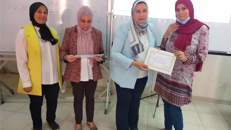 عميد ألسن عين شمس تكرم المشاركين في دورة تدريبية لإستخدامات مايكروسوفت