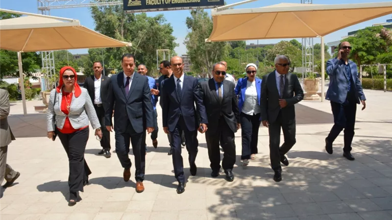 رئيس جامعة أسيوط يصطحب وفد من وزارة التعليم العالي في افتتاح عدد من المشروعات التكنولوجية بكليتي الحاسبات والمعلومات والهندسة