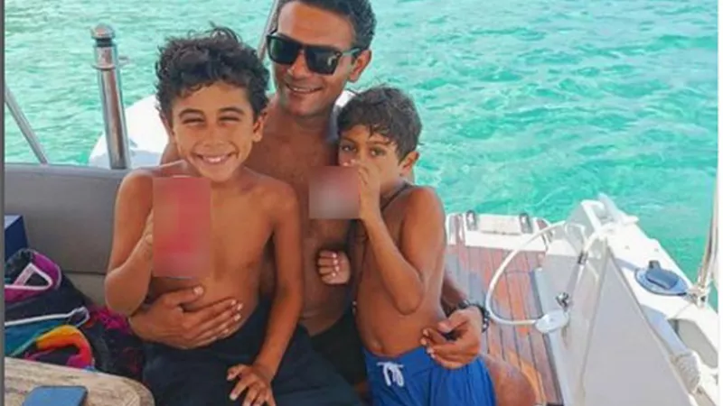 آسر ياسين يستمتع بالأجواء الصيفية مع أولاده على البحر