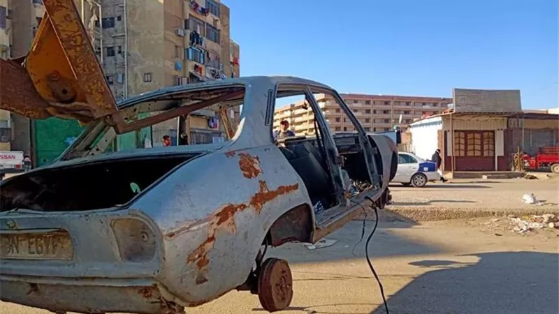 متروكة ومتهالكة.. الداخلية: رفع 51 سيارة من الشوارع