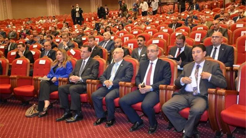 وزير التنمية المحلية يشارك في جلسة 