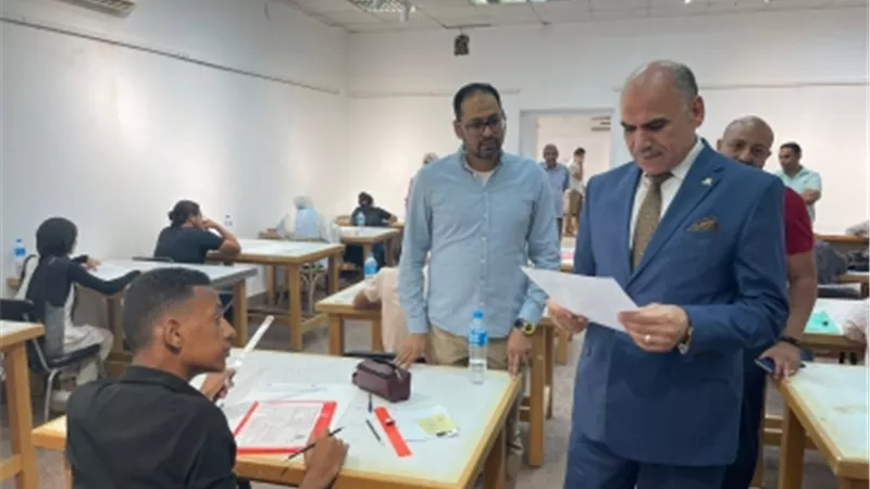 رئيس جامعة الأقصر يواصل متابعة سير اختبارات القدرات لطلاب الثانوية العامة بكلية الفنون الجميلة