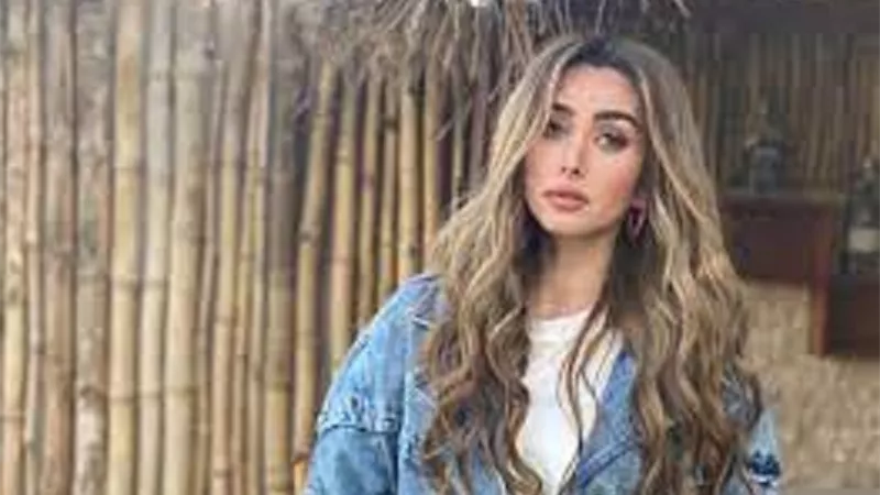 هنا الزاهد على شاطئ البحر تخطف الانظار