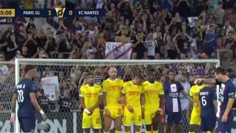 علم الزمالك يظهر فى مدرجات بلومفيلد خلال مواجهة نانت وباريس سان جيرمان