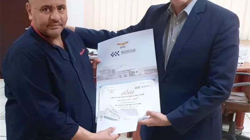 تكريم عامل بمطار شرم الشيخ عثر علي حقيبة اموال وسلمها للسلطات