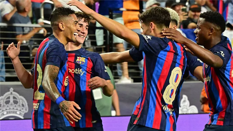 خماسي برشلونة يهدد صفقات النادي الجديدة
