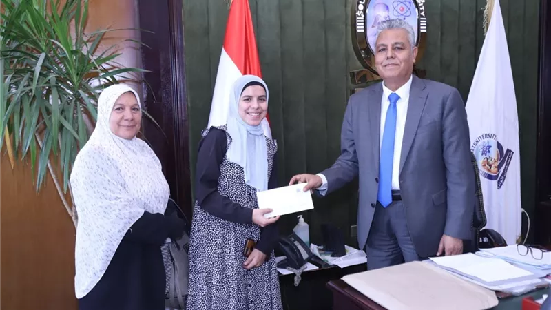 رئيس جامعة جنوب الوادى يكرم الطالبة 