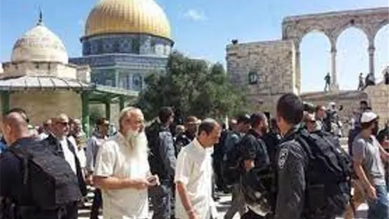 عشرات المستوطنين يقتحمون الأقصى واعتقال نحو 40 فلسطينيا في الضفة الغربية
