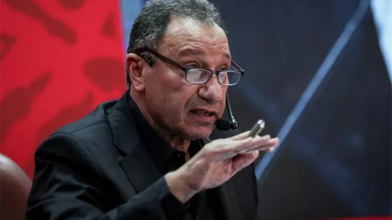 الخطيب يوجه رسالة نارية للاعبى الأهلى ويرفض نزول غرفة الملابس