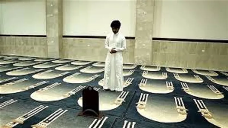 الصلاة جالساً مع القدرة ما حكمها