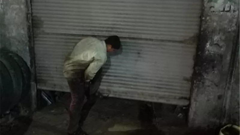 غلق 5 ورش حرفية لعدم التزامها بمواعيد الغلق بالشرقية..صور