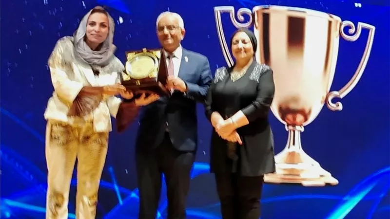 التعليم تهدي الكرداوي درع التكريم لمجهوداتها في التحول الرقمي في التعليم