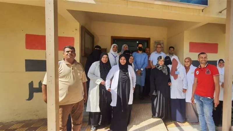 محافظ الشرقية يصرف مكافأة للأطباء والعاملين بوحدة العدوة الصحية..صور